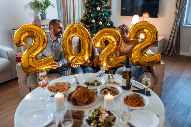 family holding numbers 2022 - new years dinner table bildbanksfoton och bilder