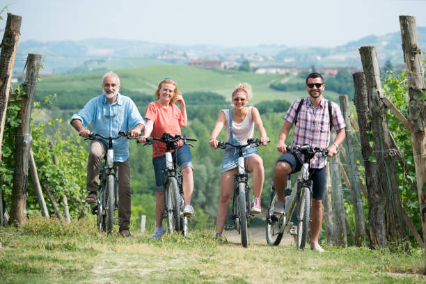 vacanze in famiglia nelle langhe, piemonte, italia: viaggio in bici elettriche in collina - langhe foto e immagini stock