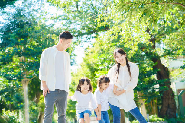 散歩する4人の家族 - 児童 ストックフォトと画像