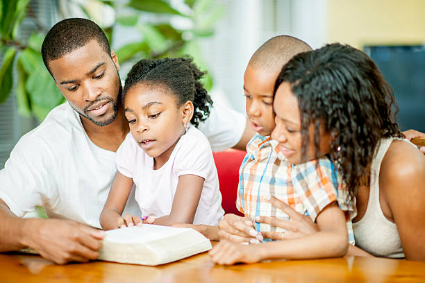 family-of-four-reading-the-bible-together-picture-id472624088?k=20&m=472624088&s=612x612&w=0&h=BYC4KLWYuDjqCOlTVKWxpmf-Y3gZ1vc2yVzwXtz6c1U=