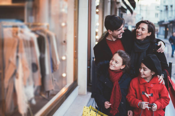 familia en compras navideñas - black friday shoppers fotografías e imágenes de stock