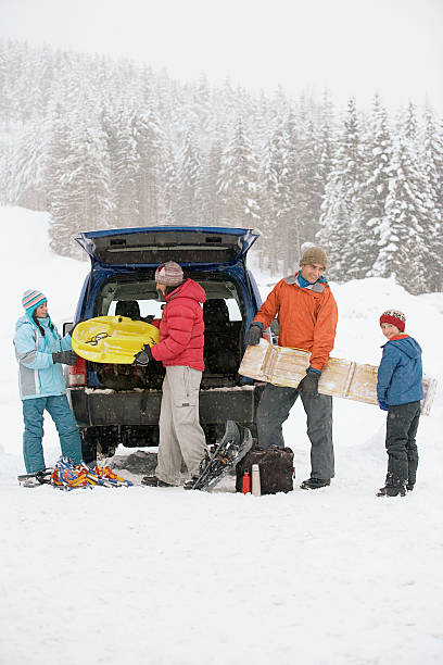 familienpackwagen auf skischanze - auto packen für den urlaub winter stock-fotos und bilder