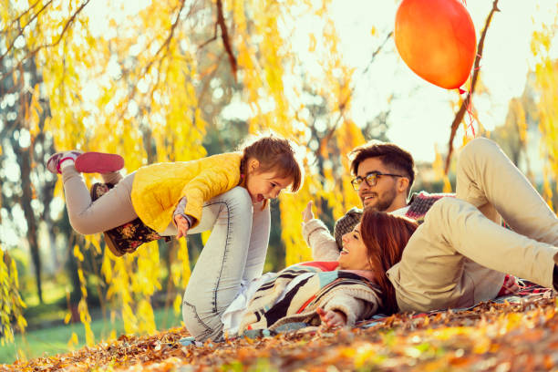 公園で遊ぶ家族 - 紅葉　子供 ストックフォトと画像