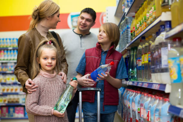 familie bruisend water in de winkel kopen - soda supermarket stockfoto's en -beelden