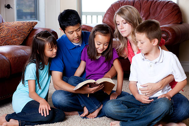 familia leyendo la biblia - familias leyendo la biblia fotografías e imágenes de stock