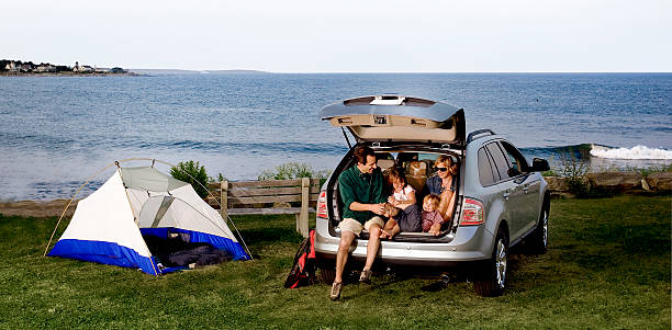 A family sitting in the back of an SUV outdoors  sports utility vehicle stock pictures, royalty-free photos & images