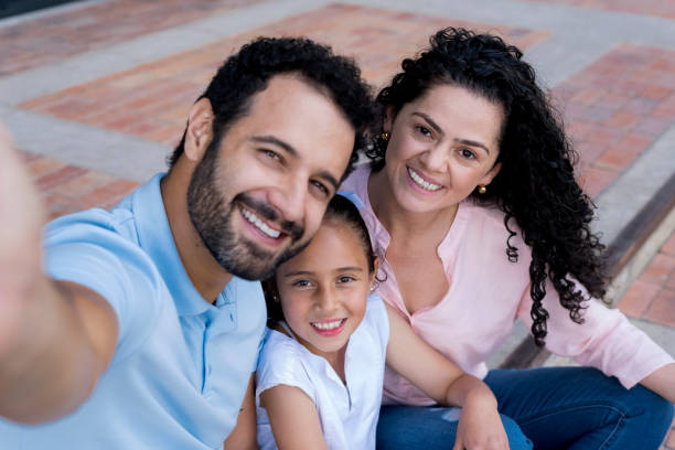 familia tomando un selfie mientras compra - latin family fotografías e imágenes de stock