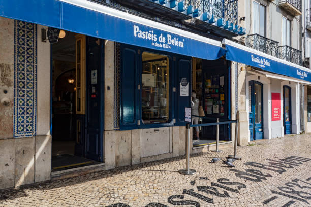 famous bakery in lisbon called pasteis de belem - pastel de nata imagens e fotografias de stock