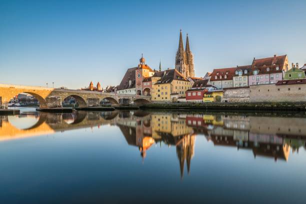 berömd stadsutsikt över regensburg och strandpromenaden med stenbron floden donau den historiska gamla staden och katedralen st. peter, tyskland - bridge sight bildbanksfoton och bilder