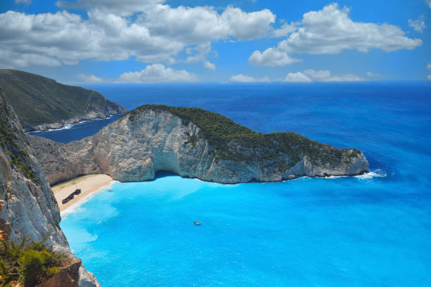 beroemde shipwreck bay, navagio beach, zakynthos eiland, griekenland. een van de meest populaire plaatsen op de planeet - navagio beach stockfoto's en -beelden
