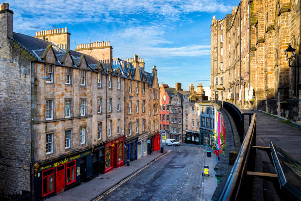 Famously colourful Victoria Street in the Old Town of Edinburgh, Scotland, UK  old town stock pictures, royalty-free photos & images