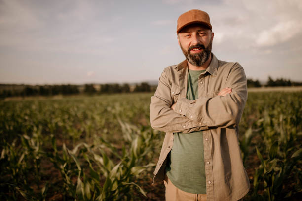 agriculteur dans le champ - portrait agriculteur photos et images de collection