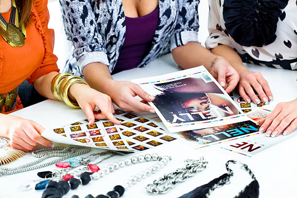 fashion magazine meeting - redactioneel stockfoto's en -beelden
