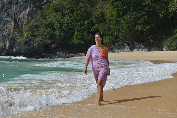 bikini Filipina play with beach girls