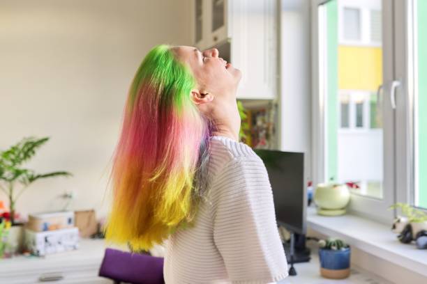 cô gái tuổi teen thời trang với cầu vồng hợp thời trang nhuộm tóc chải tóc tại nhà - multi colored hair hình ảnh sẵn có, bức ảnh & hình ảnh trả phí bản quyền một lần