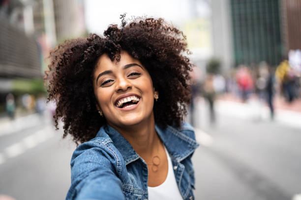 Fashionable Woman with Curly Hair at Street I love to be myself pardo brazilian stock pictures, royalty-free photos & images