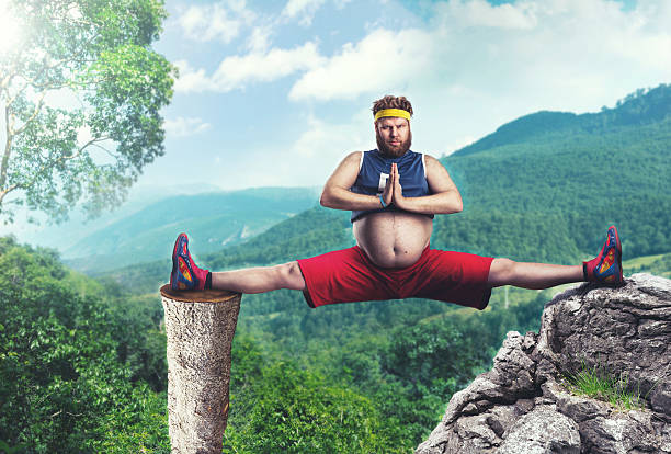 fett mann macht spagat machen - yoga fotos stock-fotos und bilder