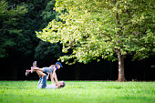 父と娘の公園で遊ぶ