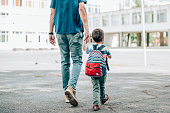 Vater und Sohn gehen zur Schule.