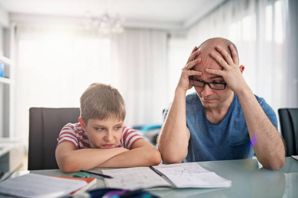 vader en zoon hebben problemen met huiswerk - huiswerk stockfoto's en -beelden