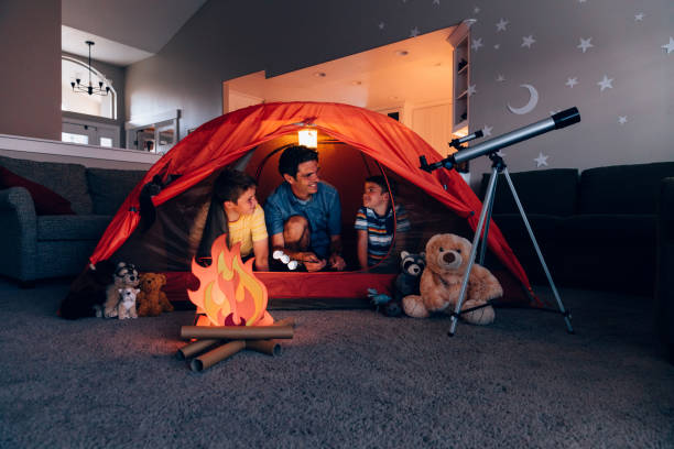 vader en zonen camping binnenshuis - recreational houses stockfoto's en -beelden