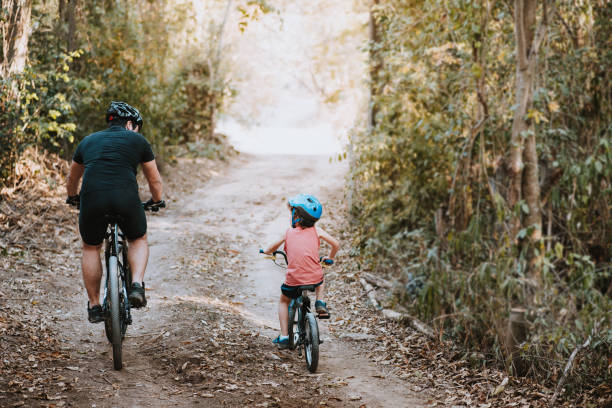 pai ensinando filho a andar de bicicleta - son dad workout - fotografias e filmes do acervo