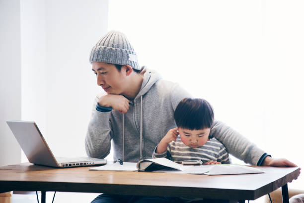 在宅勤務の息子と父 - 勉強　日本人 ストックフォトと画像