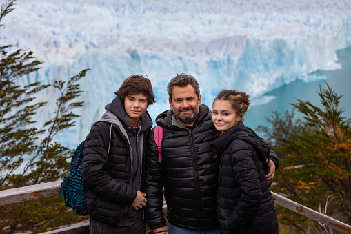 Real father and siblings at Patagonia's landscape - Glaciar Perito Moreno - Calafate - Argentina