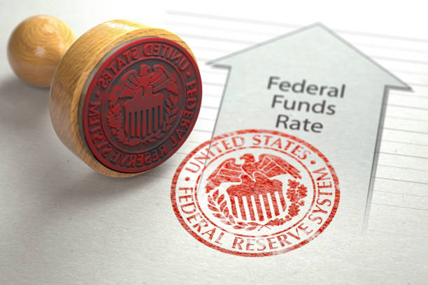 aumento de la tasa de fondos federales. flecha con crecimiento de la tasa del fondo federal y sello del símbolo frs de la reserva federal. - federal reserve fotografías e imágenes de stock