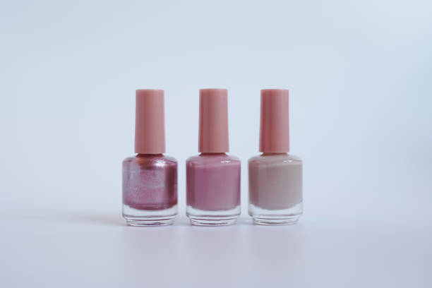gevoel tinten van roze vandaag - nail polish bottle close up stockfoto's en -beelden