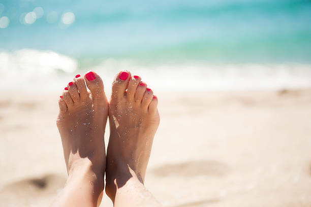 feet girl - voeten in het zand stockfoto's en -beelden