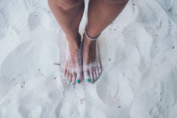 voeten in het zand, maldiven - voeten in het zand stockfoto's en -beelden