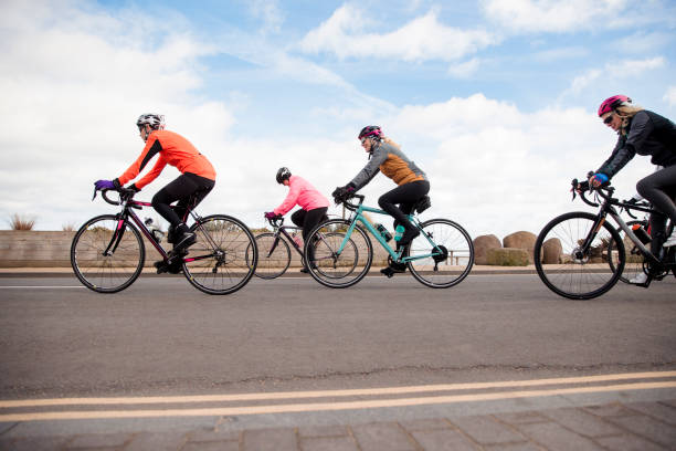 kadın bisikletçiler yolda - sunderland stok fotoğraflar ve resimler