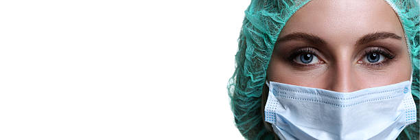 doctora usando la máscara facial protector y cirujano tapa verde - nurse face fotografías e imágenes de stock