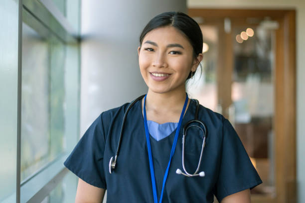 kvinnlig läkare av asiatisk descen - sjuksköterska bildbanksfoton och bilder