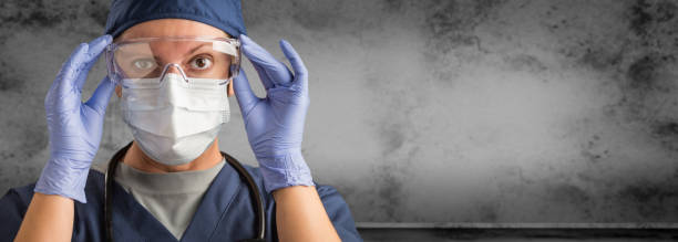 mujer doctora o enfermera usando scrubs y máscara protectora y gafas banner - nurse face fotografías e imágenes de stock