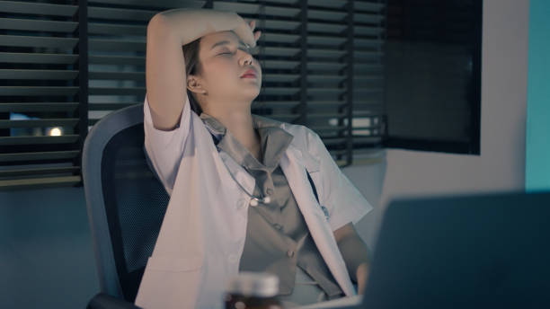 dokter wanita beristirahat setelah bekerja lembur di laptop - mengetik tidur potret stok, foto, & gambar bebas royalti