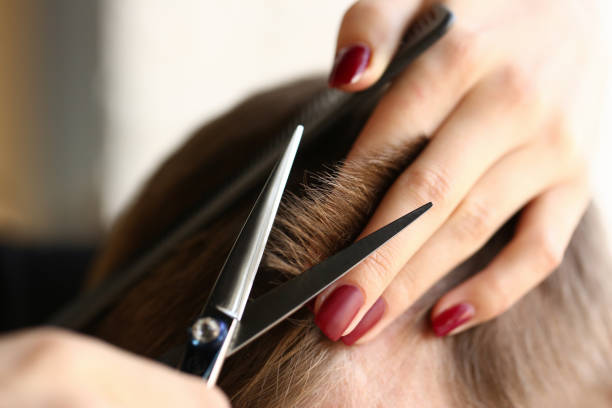 weibliche hand halten haarschere friseur - haare schneiden fotos stock-fotos und bilder