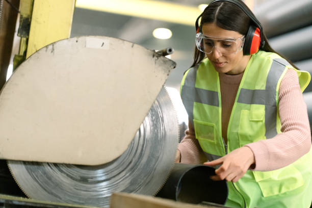원형 톱으로 작업 테이블에 금속 파이프를 절단 보호 균일 여성 산업 노동자 - 귀덮개 뉴스 사진 이미지