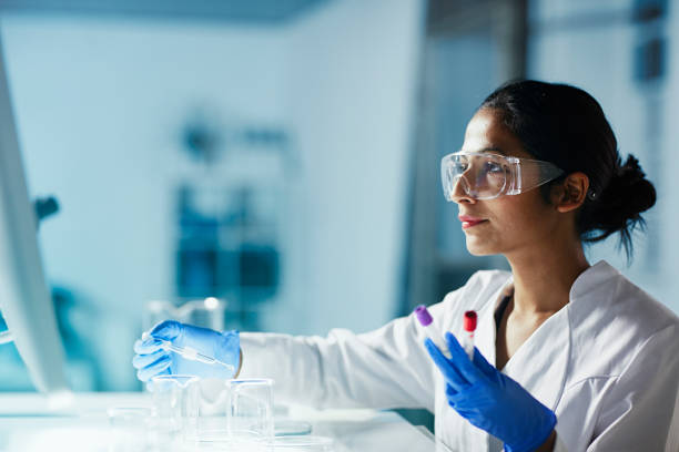 weibliche medizinische forscher - biotechnologie stock-fotos und bilder