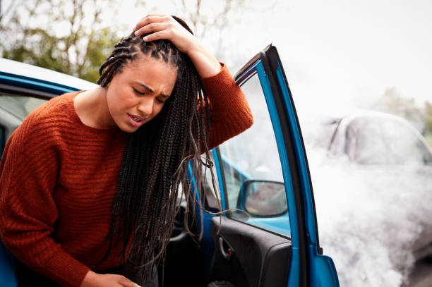 vrouwelijke automobilist met hoofdletsel om uit de auto na crash - fixing car pain stockfoto's en -beelden