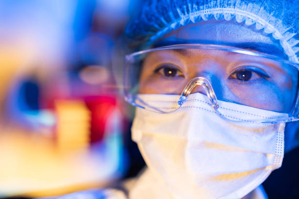 vrouwelijke wetenschappers die aan virusvaccins werken - arts vrouw mondkapje stockfoto's en -beelden