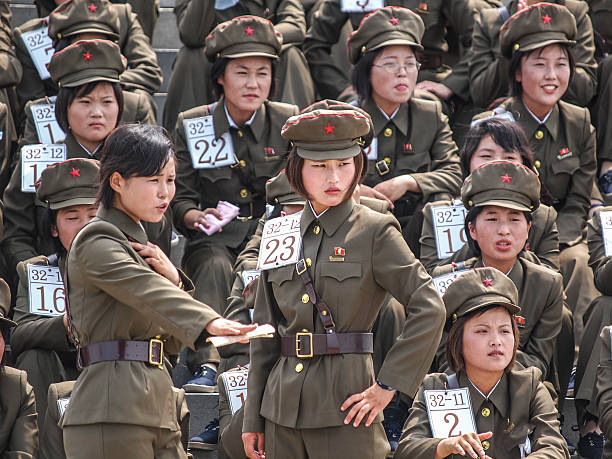 женщин-солдат северная корея - north korea стоковые фото и изображения