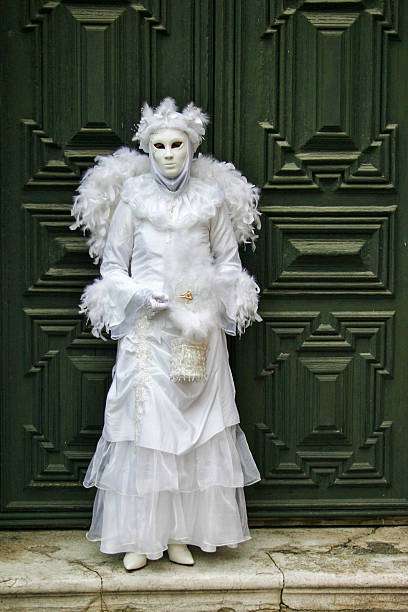 artista callejera vestida de ángel. - bills saints fotografías e imágenes de stock