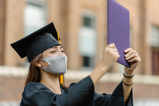 ✓ Imagen de Estudiante asiática graduación de marzo, Vermont Fotografía de  Stock