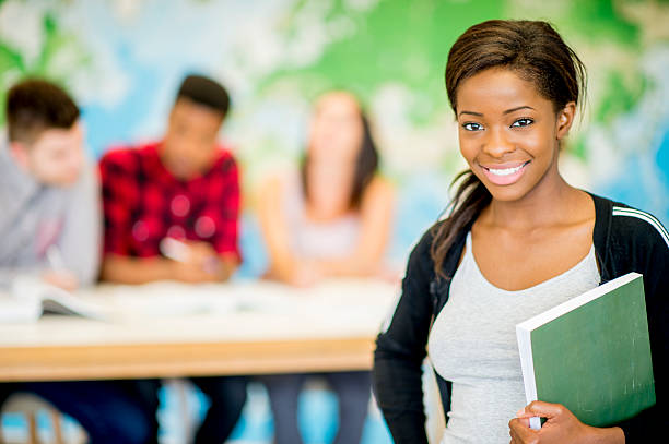 femme studnet avec des camarades de classe - droits et devoirs des apprentis photos et images de collection