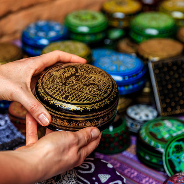 female tourist buying a lacquerware in bagan - pdroduct stockfoto's en -beelden