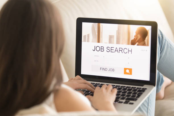 kvinna som använder webbtjänsten för att hitta nytt arbete online - jobbletande bildbanksfoton och bilder