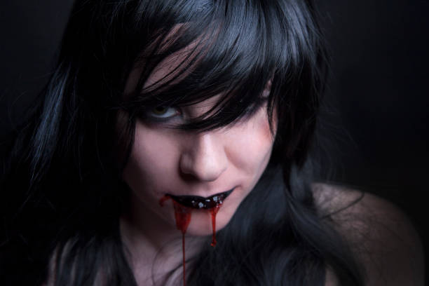 самка зомби с кровью во рту, хэллоуин - vampire biting woman стоковые фото ...