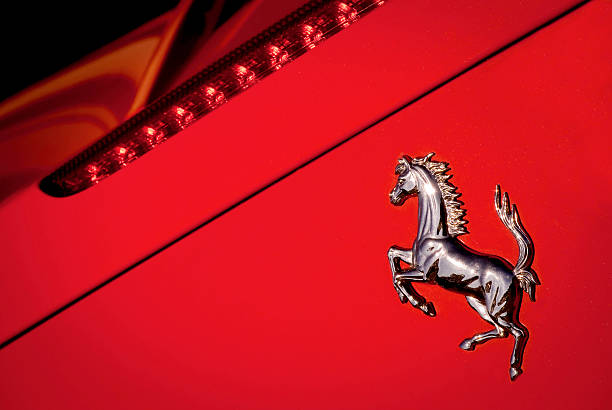 ferrari horse logo makro auf rotem hintergrund - ferrari stock-fotos und bilder
